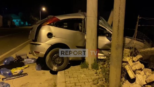 Makina humb kontrollin dhe përplaset me shtyllën, plagosen rëndë dy persona gjatë natës në Elbasan (VIDEO)