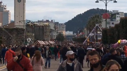 PAMJET/ Në Elbasan 'harrohet' pandemia, mijëra mbushin rrugët! Nuk respektohen masat anti COVID