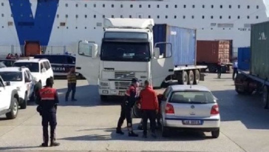 Po i ndihmonte të kalonin kufirin në mënyrë të paligjshme kundrejt shpërblimit, arrestohet në flagrancë 51-vjeçari dhe 4 shtetas kosovarë në Portin e Durrësit 