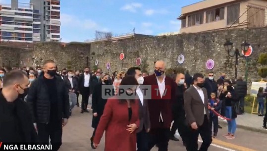 Dita e Verës 'bën bashkë' Ramën dhe Bashën në Elbasan! Kreun e PD e presin me flamuj, Kryeministri viziton panairin tradicional (VIDEO)