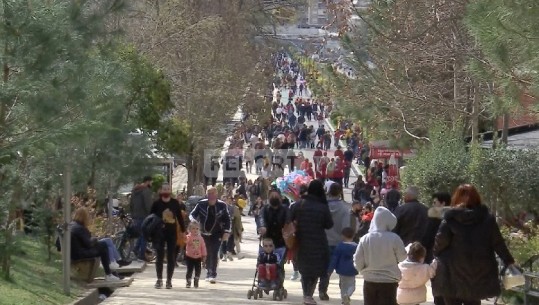 VIDEOLAJM/ Dita e Verës, Tirana pa ceremoni dhe aktivitete prej COVID por qytetarët 'mbysin' Kodrat e Liqenit