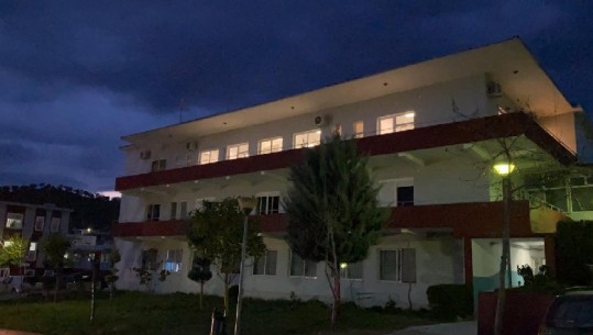 I ikën të atit nga duart,  24 vjeçari me COVID hidhet nga kati i 3-të i laboratorit të spitalit të Elbasanit, u frikësua nga përgjigjia e tamponit 