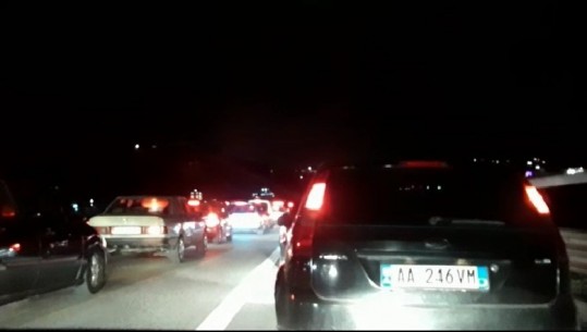 Dita e Verës, trafik në hyrje të Tiranës, radha e makinave arrin deri në 5 kilometra
