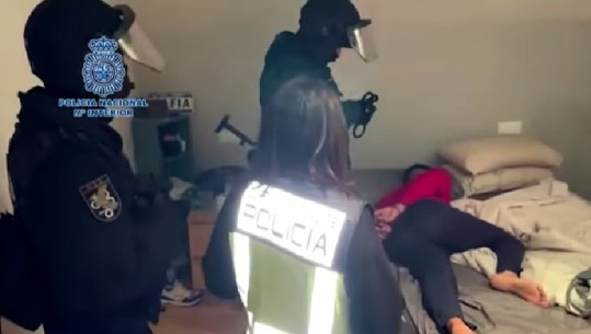 Policia spanjolle shkatërron një prej bandave më të mëdha të kokainës në Madrid, arreston 12 persona