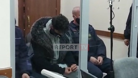 I veshur me kostum sportiv, maskë anti-COVID dhe kokë ulur, del para gjykatë autori që ekzekutoi Behar Sofinë (VIDEO)