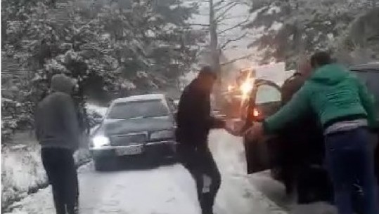 Reshjet e borës sjellin probleme në Llogara, makinat të bllokuara prej 3 orësh