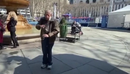Mori dozën kundër COVID-19, i kthehet pasionit të tij 89-vjeçari, kërcen rrugëve të New York-ut (VIDEO)