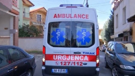 Një grua bie aksidentalisht nga lartësia në Tiranë, dërgohet me urgjencë në spital