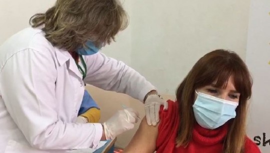 Marrin dozën e parë të AstraZeneca, nis sot vaksinimi i mësuesve në Berat 