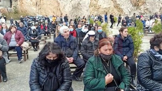 Besimi në Zot më i fortë se COVID-i, qindra qytetarë në kishën e Laçit! Nis pelegrinazhi i 13 të martave 