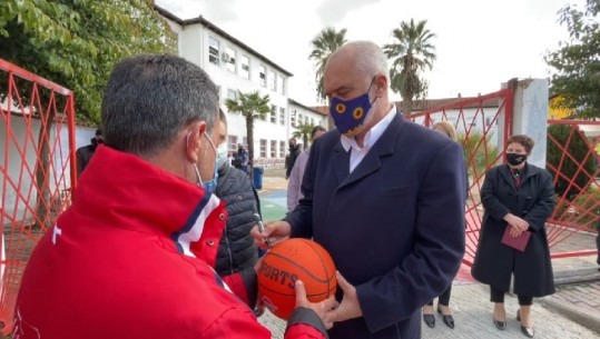 Djali i legjendës së basketbollit në Fier i kërkon autograf Ramës 