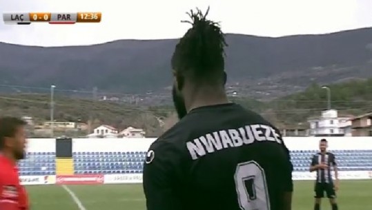 Momente paniku në ndeshjen Laçi-Partizani, Nuabueze mbetet i shtrirë papritur në fushë (VIDEO)