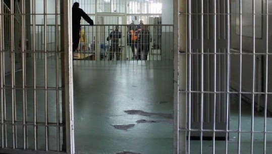 U dërgua me urgjencë në spital, vdes i dënuari në burgun e Drenovës