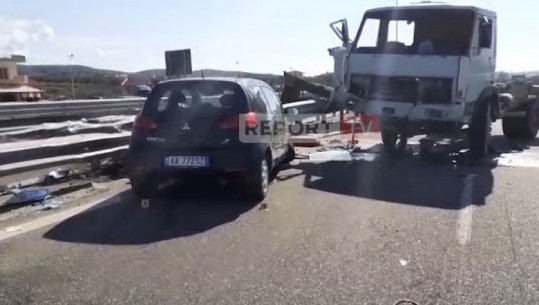 2 aksidente njëri pas tjetrit në autostradën Kavajë-Rrogozhinë, makinat shkatërrohen (VIDEO)