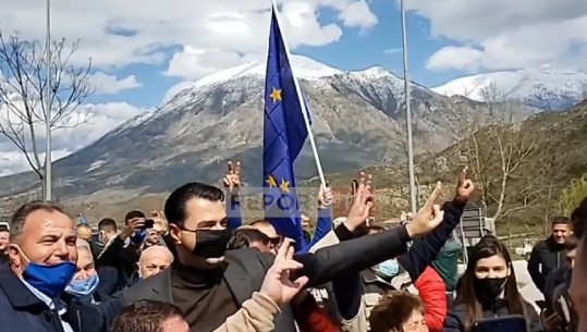 'O gjigant, o yll bote', Basha mes turmës së njerëzve në Memaliaj, Tepelenë dhe Gjirokastër, s'pyet për COVID (VIDEO)