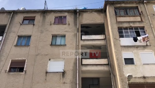 E rëndë/ Gruaja në Vlorë mban burrin e vdekur në banesë, policia i hyn me forcë në shtëpi! Fqinja: Nuk e hapte derën fare, ishte agresive (EMRAT)