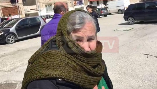 Gruaja mban burrin e vdekur në shtëpi në Vlorë, fqinja: Nuk e hapte derën fare, ishte agresive (VIDEO)