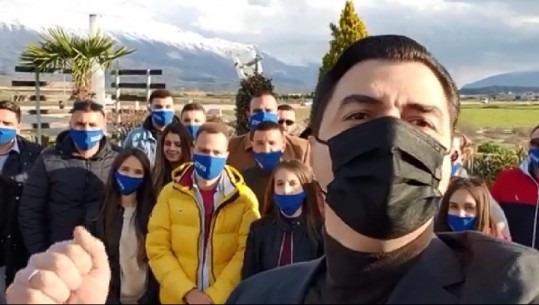 Basha me të rinjtë në Gjirokastër: Do paguajmë praktikat mësimore, pas 25 prillit jam avokati juaj