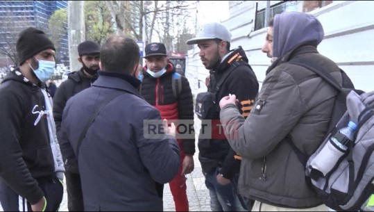 Rrugëtimi i refugjatëve nga Lindja përmes Shqipërisë drejt Evropës, Report Tv sjell rrëfimet e tyre nëpër rrugët e Tiranës: Ngjarja e rëndë me sirianët? Nuk jemi ashtu!