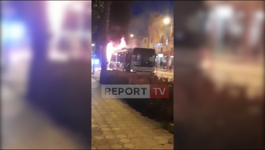 VIDEO/ Në flakë një autobus në Vlorë, nuk raportohet për të lënduar