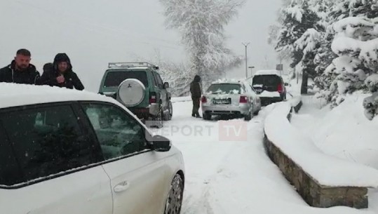 VIDEO/ Dëbora e dendur në Korçë, bllokohen 5 automjete në majën e Bigellit në Dardhë! Pritet ndërhyrja e borëpastrueseve