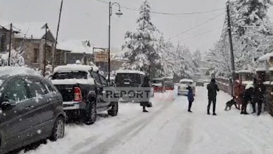 Reshjet e borës pushtojnë vendin! Zhbllokohet qarkullimi në Rrugën e Kombit! Disa akse problematike të kalueshme me zinxhirë, Bulqiza pa drita (VIDEO)