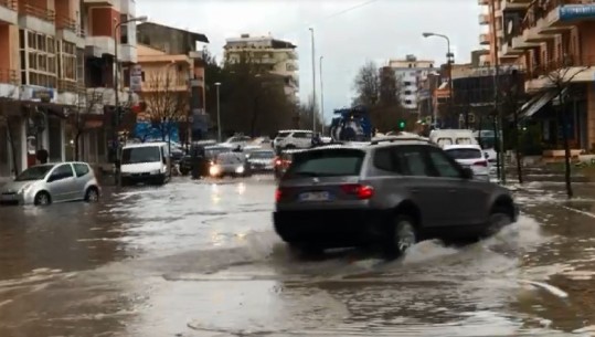 Reshjet e shiut, nën ujë rruga 'Al Bano dhe Romina' në Vlorë! Automjetet qarkullojnë me vështirësi