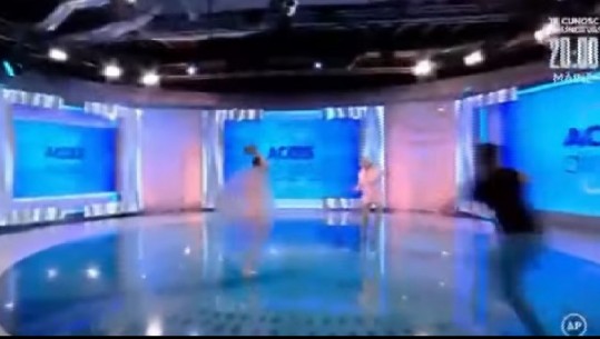 Rumani, gruaja hyn e zhveshur në emision live, tenton që të qëllojë me tullë prezantuesen, ndërhyn regjia (Video)