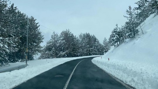 Trashësia e borës në mbi 50 cm/ Ja akset rrugore më problematike në qarkun e Shkodrës, disa zona pa energji elektrike