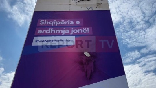 Pas Fierit incident në Cërrik, i vihet flaka banderolës së PS-së në Elbasan! Sekuestrohen kamerat e bizneseve përrreth (VIDEO)