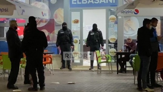 Policia aksion blic në Elbasan për armë dhe drogë, shoqërohen dy persona (VIDEO)