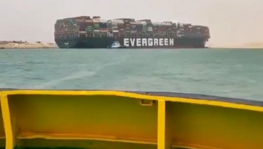 Një anije e madhe kontejnerësh përplaset në Kanalin e Suezit, bllokohet një prej rrugëve më të rëndësishme ujore në botë