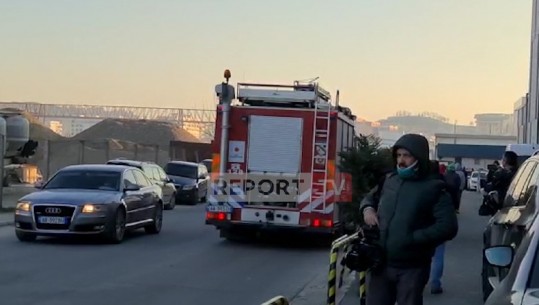 Zjarri në qendrën tregtare, vijnë në ndihmë të zjarrfikësve të Tiranë kolegët nga Rinasi dhe Kamza (VIDEO)