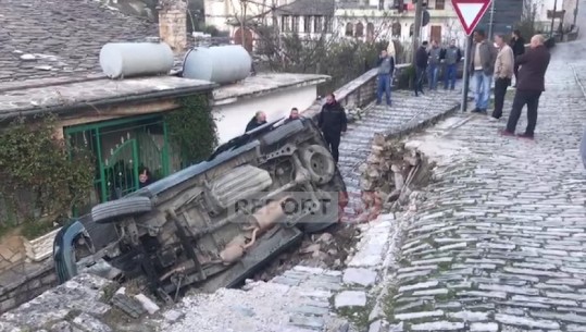 Shembet rruga karakteristike në Gjirokastër, përmbyset makina! Fatmirësisht pa viktima (VIDEO)