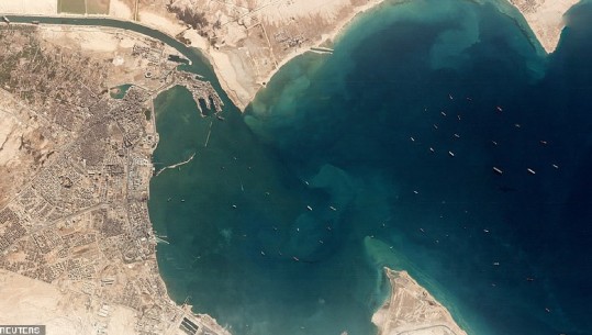 Bllokimi i Kanalit të Suezit krijon trafik, pamjet satelitore tregojnë 200 anije në pritje për të kaluar (FOTO)