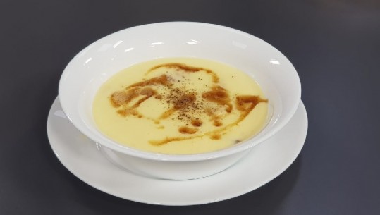 Supë me krahë pule dhe hudhra nga zonja Vjollca