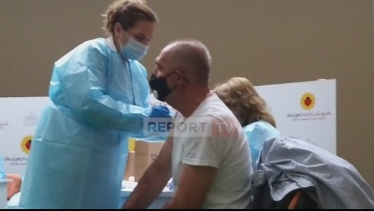 Mbërrijnë në Kukës bluzat e bardha nga Kosova, nis procesi i vaksinimit kundër COVID-19 