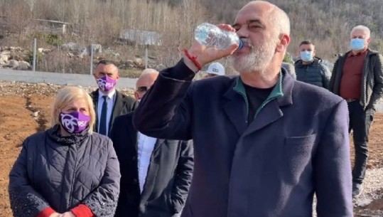 Ujë i pijshëm 24 orë në Krujë, Rama mbush shishen në rubinet: Gëzuar! Shishen e parë çojani PD-së