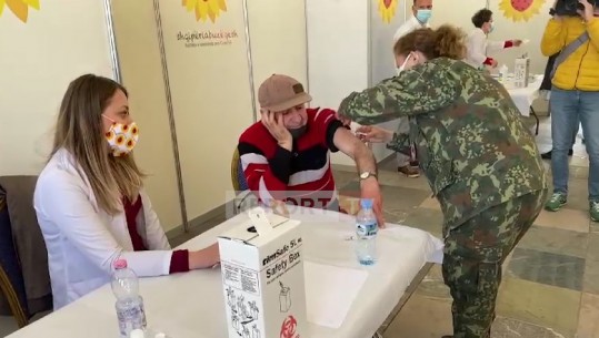 Vaksinimi masiv, mjekët e Forcave të Armatosura i bashkohen bluzave të bardha (VIDEO)
