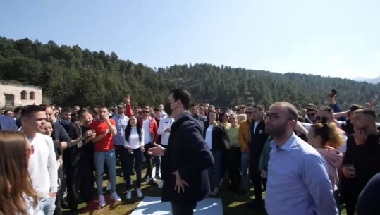 Prapë pa maska e pa distancim social, Basha mbledh dhjetëra të rinj në Elbasan: Do arsimoheni si të rinjtë në Europë (VIDEO)