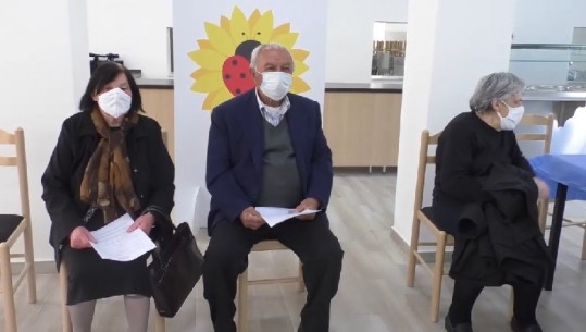 Nis vaksinimi masiv edhe në Gjirokastër, dozat e ‘Sinovac’ shpërndahen në 7 bashkitë e qarkut (VIDEO)