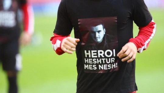 Sfida Shqipëri-Angli, futbollistët nderojnë Arjan Salën: Heroi i heshtur mes nesh