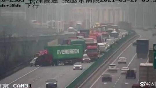 Në fillim anija dhe tani kamioni, ‘Evergreen’ shkakton sërish bllokim, këtë herë në autostradën e Kinës