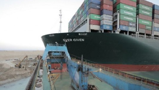 Lirohet më në fund Kanali i Suezit, zhvendoset anija që e bllokoi prej gati një jave
