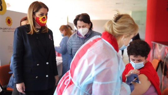 Dita e dytë e vaksinimit masiv/ Manastirliu: Këtë javë mbyllim vaksinimin e arsimtarëve! Drejtoresha e AKSHI-t: Në e-Albania kërkesë online për t’u vaksinuar