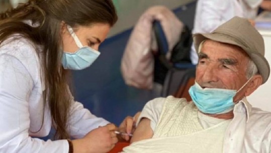 Rama poston fotot e të moshuarve duke u vaksinuar: S'kam patur kënaqësi më të madhe në jetën time politike