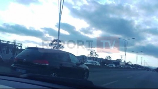 Radhë të gjata makinash në autostradën Tiranë-Durrës, trafik i rënduar për hyrjen në kryeqytet