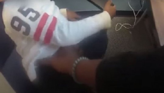 VIDEO/ Dy oficerë amerikanë prangosin dhe 'kërcënojnë' fëmijën 5-vjeç pse kishte ikur nga shkolla: Nëna jote duhet të më lejojë të të rrah