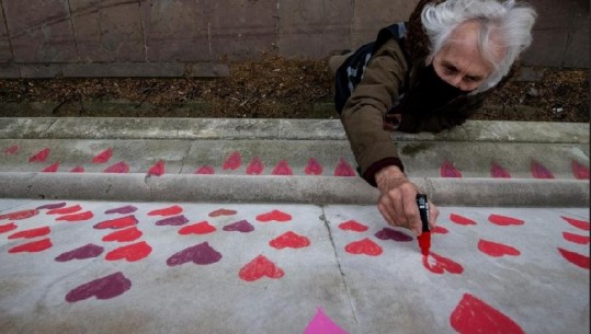 150 mijë zemra të vizatuara me dorë përballë parlamentit britanik, në nder të viktimave nga COVID-19