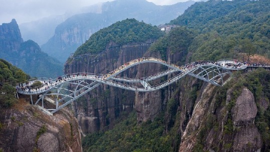 Mrekulli arkitekturore ura prej qelqi në Kinë, tërheq vëmendjen e turistëve
